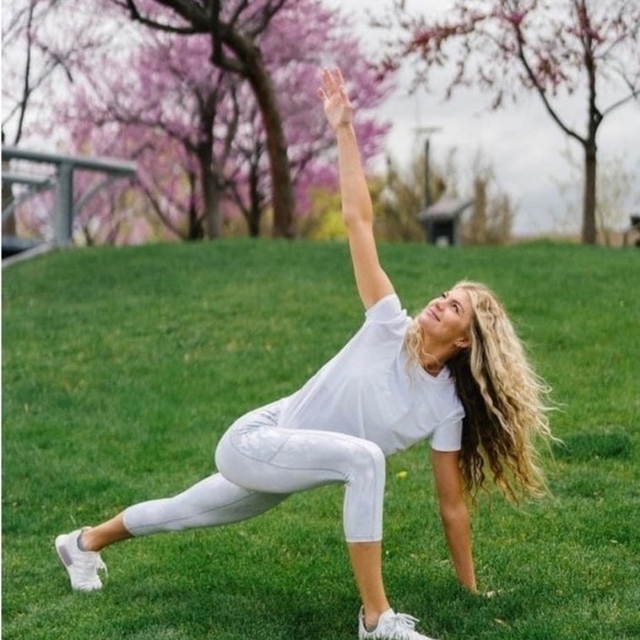 Zyia Silver Camo Metallic pocket light n tight Capri (6-8) - Picture 4 of 9